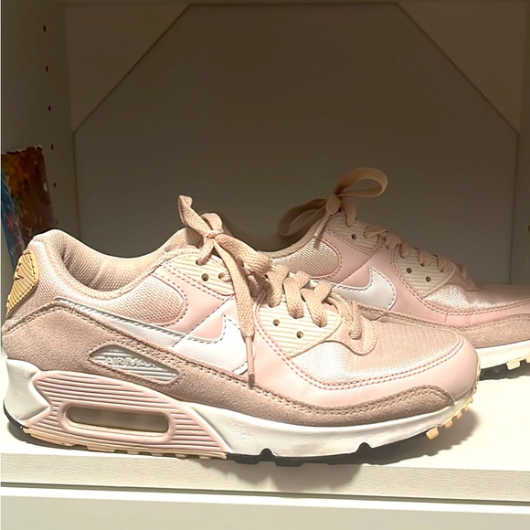 Women’s Nike Air Max size 7 Rose Gold/Blush Pink Color - Picture 1 of 4